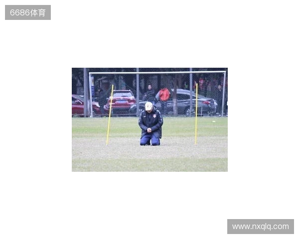 帽子上用中文写着努力、忍耐、牺牲，张外龙：是我作为教练的哲学