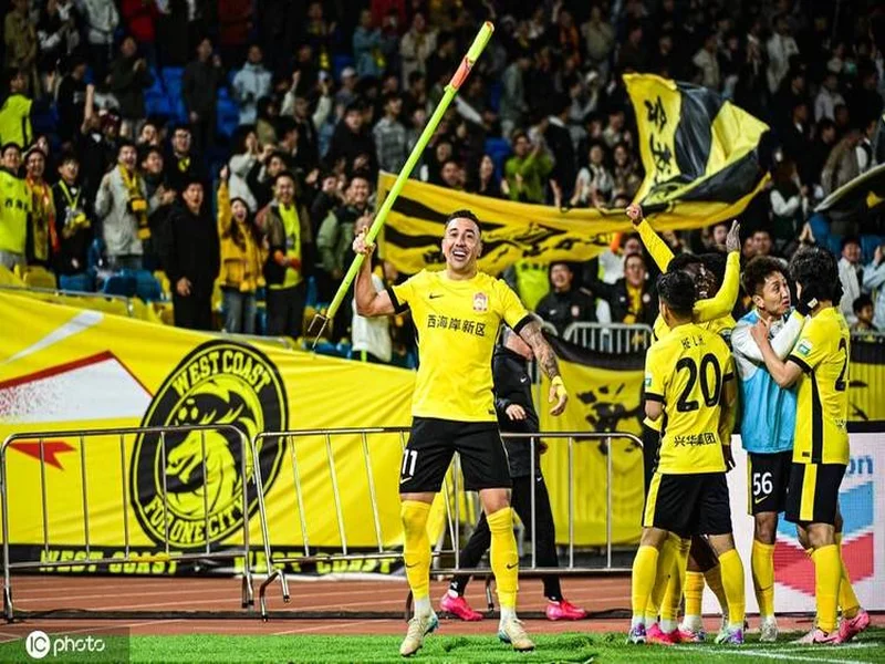 福将!和晓强近三个赛季效力于西海岸、英博和铜梁龙,三队均升超